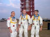 English: Astronauts (left to right) Gus Grissom, Ed White, and Roger Chaffee, pose in front of Launch Complex 34 which is housing their Saturn 1 launch vehicle. The astronauts died ten days later in a fire on the launch pad. Polski: Od lewej: astronauci G