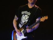 English: Mike McCready onstage with Pearl Jam in Albany, 2006.