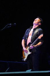English: Mike McCready performing with Pearl Jam in 2009