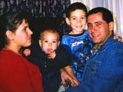 English: This is a picture of EliÃ¡n GonzÃ¡lez with his father and family members that was taken a few hours after their reunion at Andrews Air Force Base on April 22nd, 2000. It is described as 