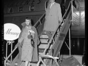 English: Actress Jennifer Jones and husband, producer David O. Selznick disembarking plane in Los Angeles, California in 1957.
