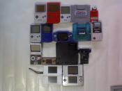 English: Expanded Game Boy & DS Family with major accessories from Left to Right, Top to Bottom: Original Game Boy, Play it Loud! Series Game Boy, Game Boy Pocket, Super Game Boy, Game Boy Camera, Game Boy Light, Game Boy Color, Game Boy Advance, Super Ga