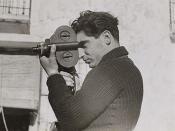 English: Photographer Robert Capa during the Spanish civil war, May 1937. Photo by Gerda Taro.