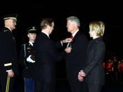English: Secretary of Defense William S. Cohen presents the Department of Defense Medal for Distinguished Public Service to President Bill Clinton in a ceremonial farewell at Fort Myer, Va., on Jan. 5, 2001. Cohen and Chairman of the Joint Chiefs of Staff