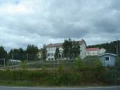 Suomi: Ylimuonion kolme koulurakennusta neljästä. Etualalla kansakoulu- ja ala-asterakennus (rakennettu 1954), keskimmäisenä Muonion ensimmäinen koulurakennus, myöhemmin myös asuntola (1898), ylimpänä vanhakoulu. Ns. Lantonkoulu on noin 500 metrin päässä 