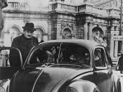 Ferdinand Porsche montando en un Escarabajo (Stuttgart, 1940)