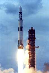 English: Saturn V SA-513 lifts off to boost the Skylab Orbital Workshop into Earth orbit