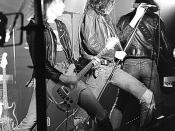 English: Johnny & Joey Ramone with The Ramones, July 1, 1977 Kelly's Pub St. Paul, MN