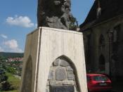 English: The statue of Vlad Tepes in his birthplace, Sighisoara. Nederlands: Het beeld van Vlad Tepes (Dracula) in zijn geboorteplaats, Sighisoara.