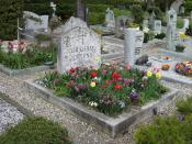 English: This is the grave of Graham Greene in the graveyard of Corseaux, Switzerland. Français : Ceci est la tombe de Graham Greene dans le cimetière de Corseaux, en Suisse.