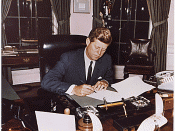 English: Signing Cuba Quarantine Proclamation. President Kennedy. White House, Oval Office., 10/23/1962 Česky: Prezident Kennedy podepisuje příkaz k vojenské blokádě Kuby dne 23.10.1962