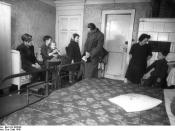 Bundesarchiv Bild 183-S85036, Alt-Berlin, Familie in kriegsbeschädigter Wohnung