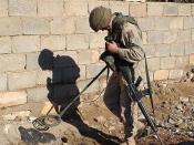 English: A U.S. Army soldier using a Schiebel AN 19/2 MOD7 mine detector Deutsch: Ein U.S. Soldat mit einem Schiebel AN192 Minensuchgerät