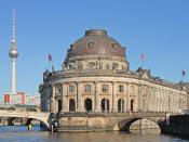 Deutsch: Frontseite des Bodemuseum, links die Monbijoubrücke, im Hintergrund der Fernsehturm