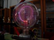 English: Beam of electrons moving in a circle in a magnetic field (cyclotron motion). Lighting is caused by exitation of atoms of gas in a bulb. Polski: Wiązka elektronów poruszająca się po orbicie kołowej w stałym polu magnetycznym. Świecenie wywołane je