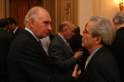 El secretario de estado adjunto Arturo Valenzuela con el ex presidente Fernando de la Rua durante la recepción ofrecida por la Embajadora de los Estados Unidos en el país, Vilma Martínez.