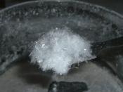 English: Crystals of pure benzoic acid, recrystallized from acetone.