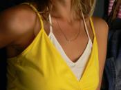 English: Photo by willgame taken from www.flickr.com of a woman wearing a yellow tank top.