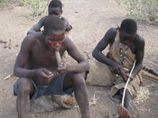 English: Hadzabe Tribe - Smoking Marijuana, Tanzania Български: Племето хадзапи край езерото Еяси, Танзания - Пушене на марихуана.