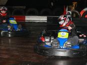 English: Indoor kart racing Nederlands: Indoor karten