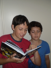 English: Photo of students' reading