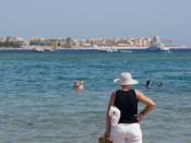English: Tourist standing on the beach of Makadi Bay, Egypt.