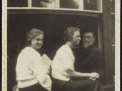 English: Polish-British writer Joseph Conrad and two unidentified women