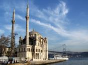 English: Ortaköy Mosque, along the Bosphorus, in Istanbul, Turkey. Français : La Mosquée Ortaköy, sur le Bosphore, à Istanbul (Turquie). Türkçe: Büyük Mecidiye Camii (Ortaköy Camii).