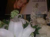 English: Fans place flowers at the hotel where Leslie Cheung commited suicide in 2003