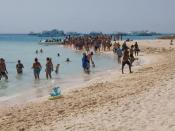 English: Tourists walking in the beach of the Paradise Island of Hurghada. The tourists' boats are in the background.