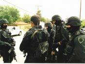 English: San Bernardino police SWAT team confer before Sergeant Ernest Lemos shot officer Stephen Peach