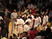 English: LA Lakers huddling with coach Phil Jackosn