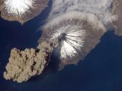 English: Astronaut photo of ash cloud from Mount Cleveland, Alaska, USA. Русский: Извержение вулкана Кливленд на Аляске 23 мая 2006 года.