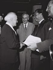 English: David Ben Gurion greeting General Ne Win, PM of Burma, on his visit to Israel in 1959