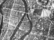 English: Hiroshima before bombing. Area around ground zero. 1,000 foot circles. العربية: هيروشيما قبل الإنفجار ، تم التصوير من قبل الطائرة الحربية الأمريكية