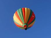 English: A hot air balloon in flight at the Mid-Hudson Valley balloon festival along the Hudson River in Poughkeepsie, New York