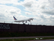 English: A plane taking off in Paris-Orly Airport. Photography taken at Wissous Français : Un avion décollant de l'Aéroport Paris-Orly. Photographie prise à Wissous.