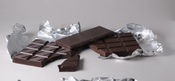 English: Bars of black Swiss Chocolate. From left to right: About 75% cacao; With chili; Normal black chocolate. Deutsch: Von links nach rechts: Hoher Kakaoanteil (um 75%), Mit Chili; Normale schwarze Schokolade.