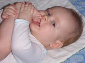 English: 6-month baby, first teeth Polski: 6-miesięczne niemowlę, widoczne pierwsze ząbki