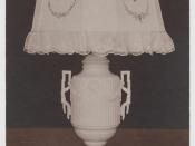 Eveline Maydelli käärilõigetega lambisirm / A lamp decorated with Eveline Maydells silhouettes