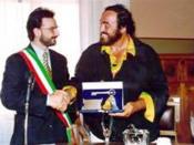 Il Sindaco Pariali consegna le chiavi della città a Pavarotti