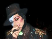 English: Boy George performing at Ronnie Scott's in London 2001.