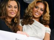 English: Tina Knowles and Beyoncé at release Beyoncé Cosmetology Center.