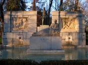 English: Front view of the Monument to Santiago Ramón y Cajal (1852–1934) at Paseo de Venezuela (a walk) in the Retiro Park (Jardines del Buen Retiro) in Madrid (Spain). Made by sculptor Victorio Macho and inaugurated in 1926. Español: Vista frontal del M