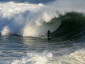 English: A big wave is breaking in Santa Cruz, California. Français : Une grosse vague déferle à Santa Cruz, en Californie.