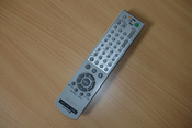 English: Image of Sony RMT-V503A DVD/video player remote control. Slovenščina: Slika daljinskega upravljalnika DVD/video predvajalnika.