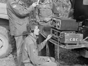 CBC war correspondents Normand Eaves, holding the microphone, and Norman McBain... / Le correspondant de guerre Normand Eaves, au micro, et Norman McBain...