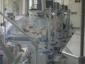 English: Neonatal intensive-care unit in Hospital Central de Maracay, Venezuela. Español: Unidad de cuidados intensivos neonatológicos en un hospital público en el Hospital Central de Maracay