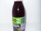 English: A bottle of organic grape juice. Français : Une bouteille de jus de raisin bio.
