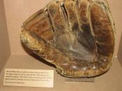 English: Willie Mays' baseball glove he used during 